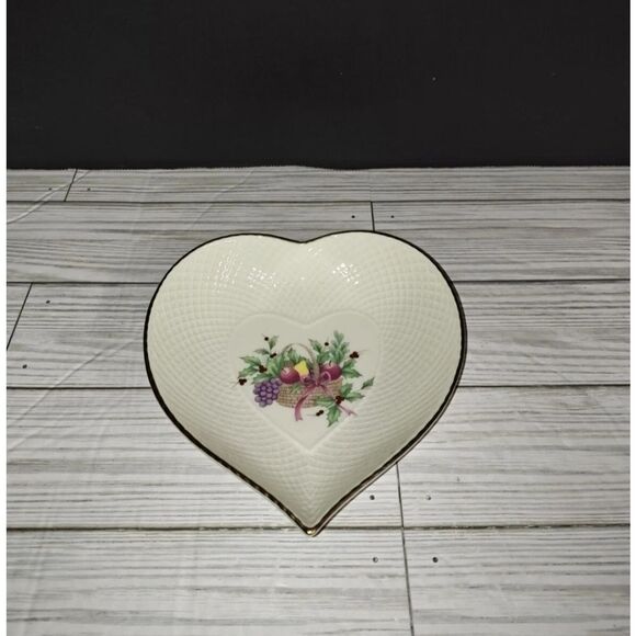 MIKASA Heart Shaped Dish CHRISTMAS SPIRIT B2098 NARUMI JAPAN Ivory Bone China - Picture 1 of 9